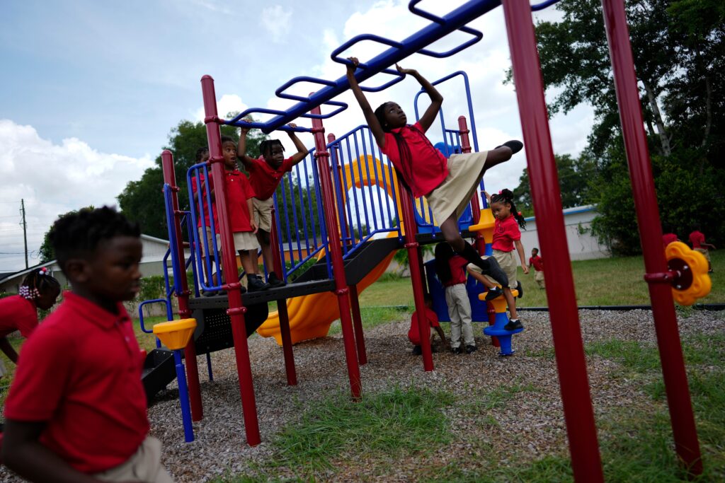 how-to-help-your-kids-make-friends-at-a-new-school-the-philadelphia